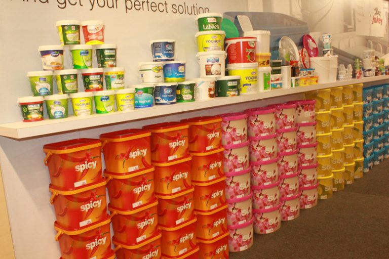 تولید انواع ظروف پلاستیکی, پرکنی سرد و گرم, جلوگیری از عبور اکسیژن و بخار, نصب دسته فلزی یا پلاستیکی, ظروف گرد, سطل‌های دسته‌دار, چاپ دیجیتال, افست, لیبل IML, جعبه‌های چهارگوش, درب‌های ضدسرقت