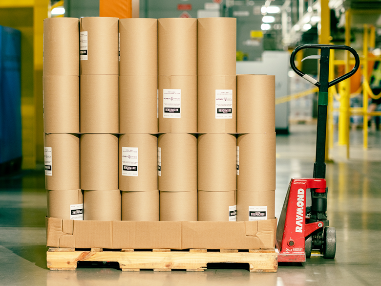 Amazon سالانه 15 میلیارد کیسه هوای پلاستیکی را با ضربه گیرهای کاغذی جایگزین می‌کند